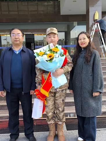 人们站在一起合影 AI 生成的内容可能不正确。