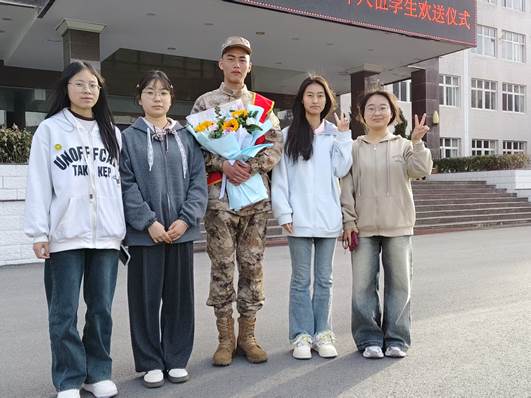 人们站在一起合影的一群人 AI 生成的内容可能不正确。